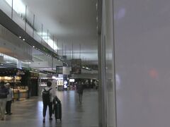 ２月１３日（水）午前3時55分にクアラルンプール国際空港２（KLIA2）に到着。予定より15分早く到着した。入国審査はパスポートだけで簡単。荷物を預ける場所は2カ所ほどあるが、入国ゲートを出てすぐ右に行った所にある荷物預かりのほうが安かったのでそこに預ける。14時間で38リンギッド（約1000円）だった。