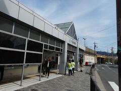 地下鉄東西線終点駅の六地蔵駅で、JR奈良線に乗換3駅先の宇治駅で降りる。
地下鉄東西線は、京都の中心地から東山を通り京都南部に行く路線である。