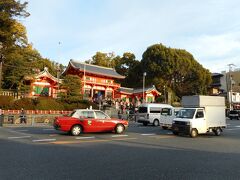 平等院からの帰り道、地下鉄東西線三条から先斗町経由で、八坂神社に帰り着いた。