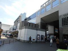 京都駅新幹線口側に行くと、駅前隅に各大きな老舗ホテルへのシャトルバス停車場があり、乗り降りに便利である。
その前に、翌日乗る三寺を巡る定期観光バスの乗車券と指定席券を買いに、駅の反対側京都駅八条口にある観光案内所に赴いた。