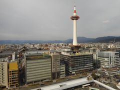 定期観光を終え午後3時半過ぎに駅ビルに帰り、早い夕食をとる。レストラン席から京都旧市街地を眺めたところ。京都タワーのみ高い。