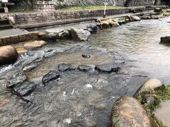 玉湯川遊歩道

勾玉島

真ん中の青メノウ石に触ると幸せになれる…

はずだったが、雨で増水して触れず