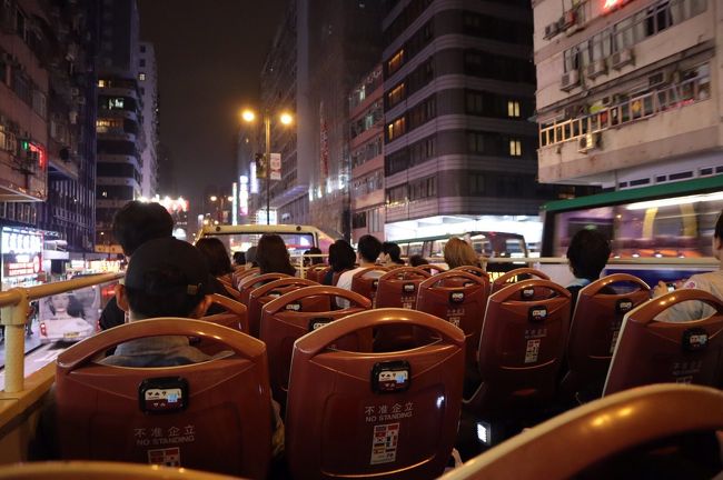 私たちの組はアバディーンで写真を撮るだけでした。駆け足の行程でカオルーンホテルへ。待機しているオープントップバスに乗り込みます。