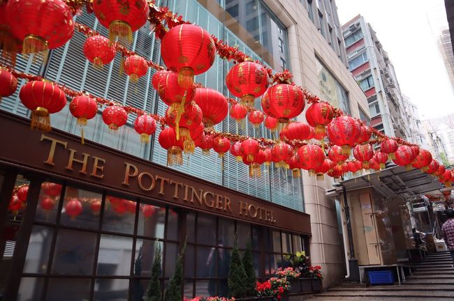 朝食食べ終わってブラブラ目的地まで歩きます。<br />春節が終わったけど新年のお祝いの余韻がまだ残ってるのかな？それともただの飾りなのか？赤い提灯がキレイでした。