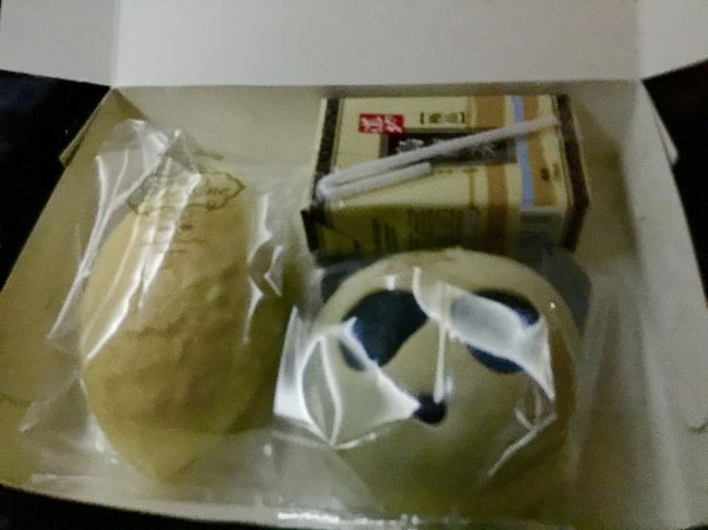 山頂で夜景を見た後は、速攻で下山です。バスで下山するので激混みのトラムに乗らずにすみます。<br />バスの中で夕食代わりのパンとウーロン茶が配られました。チャーシュー入りのパンダちゃんパンと、クリームパンです。