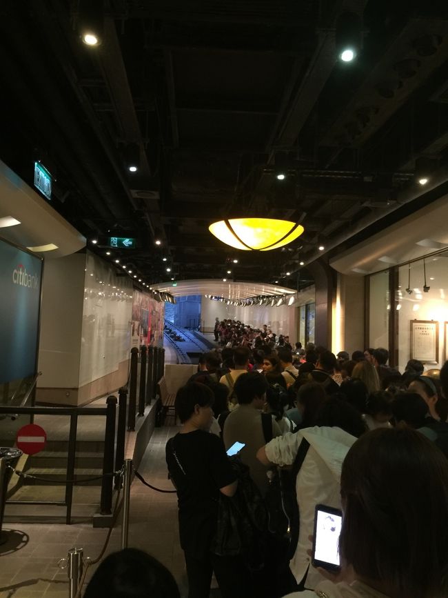 20分くらい待ってすぐにピークトラムに乗れました。<br />ピークトラムはものすごい傾斜がきついところを登っていきます。外の景色が45度くらいゆがんで見えて視覚がおかしくなったみたいな錯覚に陥りました。