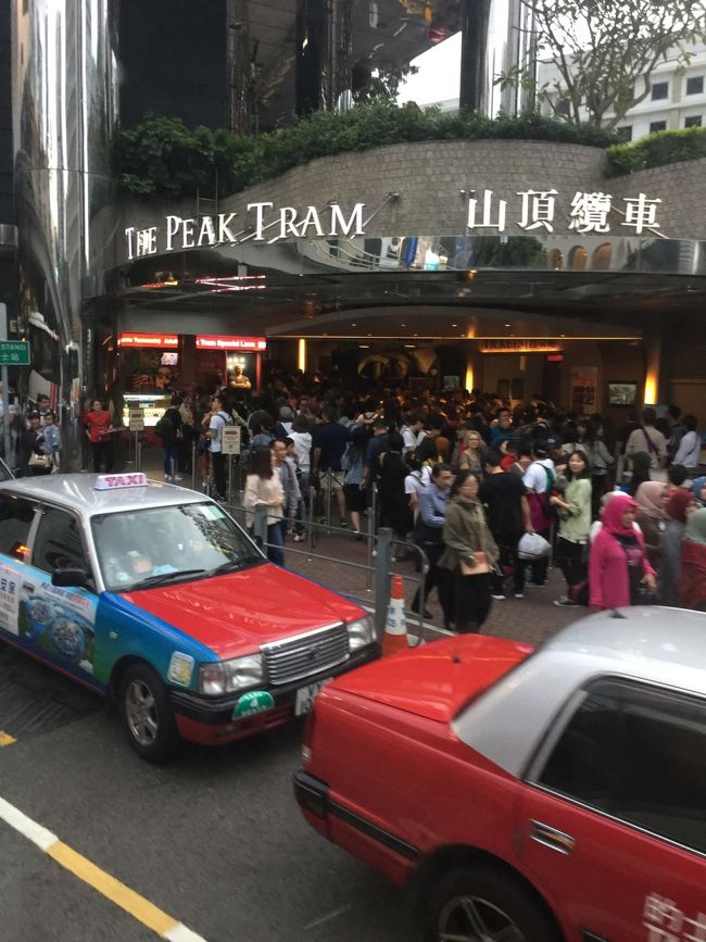 夜ツアーはバスに30人くらい乗って出発。まずはピークトラムに乗って、ビクトリアピーク山頂まで行きます。<br />週末は激混みで4時間待ちとかあるみたいだけど、ラッキーな事に今回は平日ということもあって空いてました。