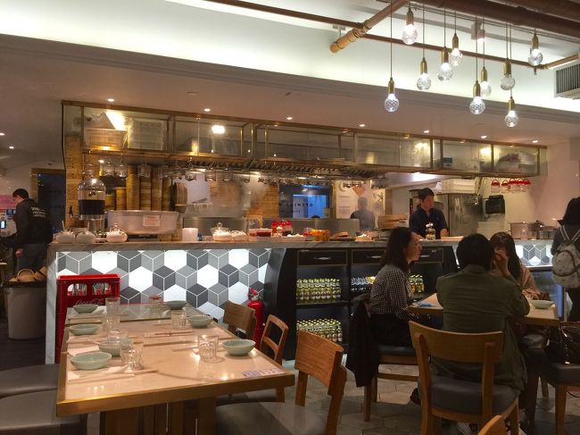 店内はこんな感じでスタッフも若い子が多い印象です。