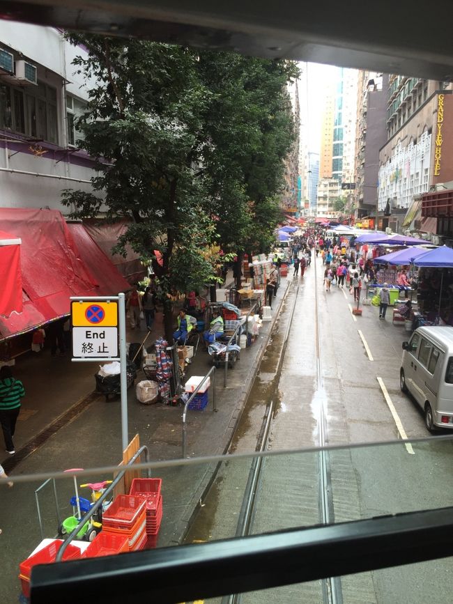 北角の終点には伝統市場がたっていて活気があります。市場の中をトラムがすり抜けるように通ります。