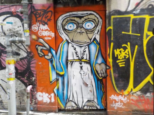 狭い道の坂を登っていくといろんなウォールアートがありました。坂を登るのに必死で下ばかり見てたら見落としそうな感じ。でもいろんなウォールアートがあって楽しい