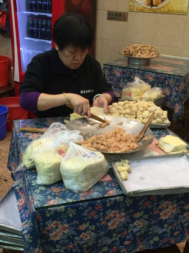 店の奥ではおばさんがお昼用のエビワンタンを手際よく大量に仕込んでいます。大ぶりのエビがギッシリ入ってます。