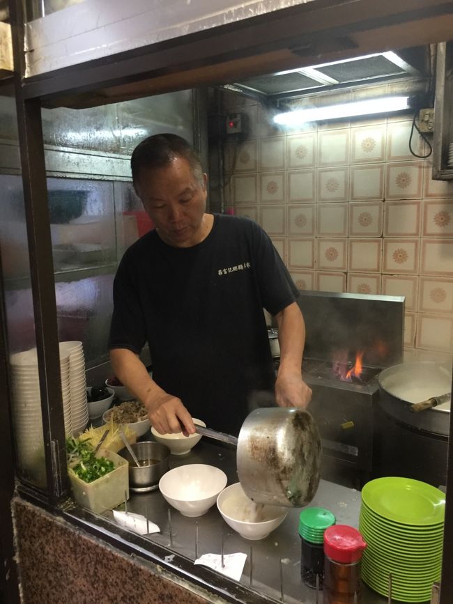 私たちが着いた時はまだ空いてましたが、席に着いて待ってるうちに店はいつしか満席に。おじさんが鮮やかな手つきで次々お粥を作っていきます。