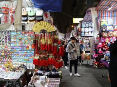 女人街は人がいっぱい。