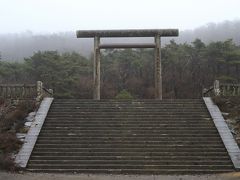 霧島神宮古宮址

わかってはいたのですが、、
周りの山々の視界ゼロ、、
お天気が良ければこの鳥居の後ろに御神体の高千穂峰の側火山（そくかざん）“御鉢”が見えるそうです、、

それでも、、
霧雨の中、、周りの空気はぴーんと張り、、背中がぞくぞくする雰囲気、、
＜　雨の中のご参拝も　悪くない、、　＞