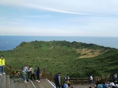 母が行きたかった城山日出峰！！
全て階段だったから途中泣きそうになってたけどUターン出来ないから途中のベンチで休みながら頑張った&#8252;&#65039;
頂上では喜んでたから良かった(^O^)／