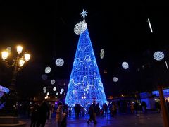 ビブランブラ広場。
かの名著W.アーヴィングの「アルハンブラ物語」にも登場する歴史ある広場。
広場には大きなクリスマスツリーが立っている。
しつこいようだけどクリスマスはとっくに終わってるけどね。