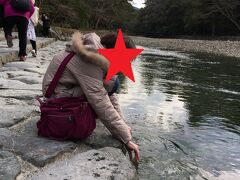 次は内宮です。
お参り前に今年は五十鈴川で手を洗います。
去年は雨で濁流になっていたので2年ぶりです。