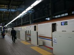 金沢からはかがやき。

仕事で出張のときに乗るのは東海道新幹線。
仙台まで、東海道新幹線経由の方が早いけど、
あえて北陸新幹線経由にしたのだ。