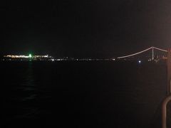 酔い覚ましに外に出て、見えたのが明石海峡大橋です。
四国に行ったときは、まだこの橋は完成していませんでした。
いつか、橋をドライブします。