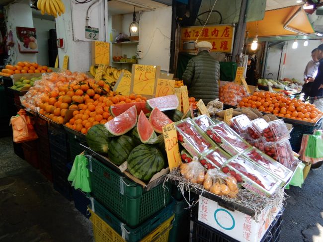 果物がいっぱい。スイカ、パイナップルが旨い。