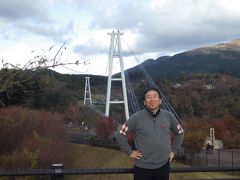 途中、歩道専用日本一の高さのつり橋、九重夢大吊橋に立ち寄りました。
なんでも町が観光のために作ったとか・・・
説明によると、現在はかなりの観光収入があり、町財政に貢献しているらしいです。