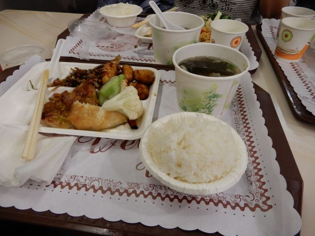 街のお弁当屋。ホテルの食事より旨い。