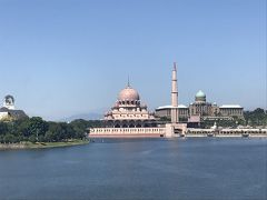 ピンクモスクが川の向こうに見えます。