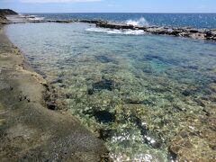 はい、泳ぐのはコチラ‥
「塩屋海岸プール」です。
断崖絶壁の島には泳げる場所がないので、外海で泳げない子供たちのために、海岸の段をくり抜いて作られた海水プールです。
干潮時だけ泳げます。
