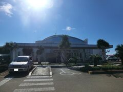 16:24
「南大東空港」です。
島の中央部にあった旧空港から、全長1500mの滑走路を1本有し、機材の大型化に対応する新空港として移転整備し、平成9年7月に供用開始されました。