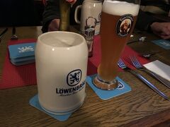 夕食の店では、レーベンブロイとフランチスカーナーを扱っていました。
ごはんはビーフシチューでした。
夕食後ハイデルベルクの近くのシュヴェッツィンゲンのホテルに移動しました。