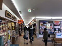 再度市電にて函館駅前まで。
朝市は既に終わっている時間と知りつつせっかくなので一応行ってみます。