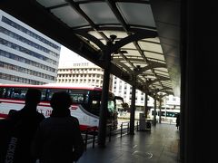 京阪バス運営の京都駅定期観光バス発着場の様子。京都三大名所（清水寺、金閣寺、銀閣寺）観光は、5番発着場から出発する。
最も効果的に、京都を孫娘に見せようと言うことで検討したところ、観光バスで名所を巡る旅がいい、と言うことで多くの観光バスを調べてみた。昼の観光地巡りから夜の舞妓さんの踊り見学観光など数々あた。1日観光で朝ゆっくり出発し、3大名所の清水寺、金閣寺、銀閣寺を巡り、午後半ばに出発点に帰る旅があった。
朝ゆっくり出発するのには、シニアの旅には必要である。ホテルの朝食を遅く食べることができるのは、個人旅行がからできる方法である。