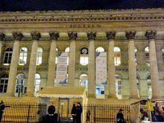 メトロ３号線ブルス駅で下車しました。地下鉄の駅を上がると凄い建物が！
パリ旧証券取引所、現在はパリ商品取引所だそうです。
この建物は、なんと、ナポレオン時代のものだとか。