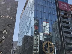 東京・銀座『アルマーニ/銀座タワー』

2019年3月21日にリニューアルオープンした『アルマーニ/銀座タワー』
の外観の写真。

1年程クローズしていましたが、新しく生まれ変わりました。

地下2階、地下1階にホームコレクション「アルマーニ / カーザ」
1階から4階に「ジョルジオ アルマーニ」
10階にモダン イタリアン リストランテ「アルマーニ / リストランテ」
11階にラウンジバー「アルマーニ / リストランテ」が
オープンしました。

https://www.armaniginzatower.com/