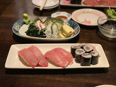 そして、まぐろ寿司セット。

左から、大トロ、中トロ、鉄火巻き。

やっぱり冬の方がまぐろは美味しいのかな！？
夏食べた時よりもかなり美味しかった！