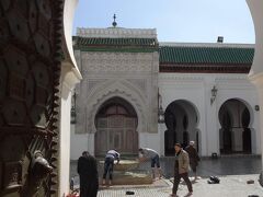 カラウィン・モスク。

859年に建てられたフェズ最大、北アフリカでも最大のモスク。教育機関としても有名で、世界最古の大学とも言われる。アラビア数字はここからヨーロッパに伝えられたという。入場できるのはイスラム教徒だけだが、入り口から美しい中庭が見られる。（ガイドブックより）