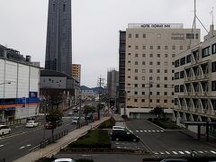 ホテルのそばの高いタワーは海峡ゆめタワーです。
