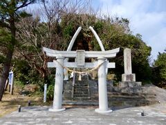 お店に行く前に「海童神社」に寄ってもらい パチリ
港から徒歩すぐなんだけどね
レンタカー借りてしまえば、もう港に来る事はないので…

かつて捕鯨で栄えた有川地区
神社の鳥居は鯨のあごの骨でできているそうです