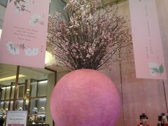 東京『銀座三越』の桜の写真。

1階エントランスを入ったところに飾ってあります。

先月載せた『銀座三越』のアフタヌーンティーにも行きたいですね↓

<銀座・日比谷・丸の内★ 老舗イタリアン【サバティーニ・ディ・
フィレンツェ】東京店がオープン！ 2019年1月にオープンした
『東京會舘 新本舘』の【ロッシニテラス】で有名なローストビーフを
堪能♪ 『ザ・ゲートホテル東京』が開業！ 
アフタヌーンティーセットもある眺めのいいテラスラウンジで
シャンパングラスを片手に数寄屋橋交差点を眺める☆彡 
『ザ・ペニンシュラ東京』、日本初上陸のステーキ【モートンズ】も
入った『二重橋スクエア』のグルメ>

https://4travel.jp/travelogue/11451802