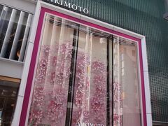東京・銀座「ミキモト」銀座4丁目本店の桜の写真。

ショーウインドーのディスプレイ。

