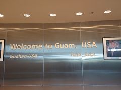 14時15分グアム空港に到着　今回ESTAを申請していましたが、読み取りの機械で何度もやり直したりしていたら逆に時間がかかってしまい、意味なかった・・・(´；ω；`)ｳｯ…
彼氏は入国審査で聞かれることをあらかじめメモしていたけど・・・何日間？しかも日本語で聞かれ・・・５daysと英語で答えていた（笑）