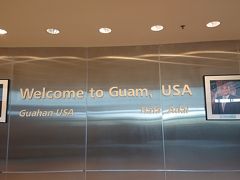 14時15分グアム空港に到着　今回ESTAを申請していましたが、読み取りの機械で何度もやり直したりしていたら逆に時間がかかってしまい、意味なかった・・・(´；ω；`)ｳｯ…
彼氏は入国審査で聞かれることをあらかじめメモしていたけど・・・何日間？しかも日本語で聞かれ・・・５daysと英語で答えていた（笑）