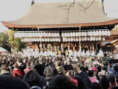 【八坂神社　豆まき】
　東京では有名なお寺や神社に芸能人や歌舞伎役者や力士が豆をまくことが多いですが、京都の八阪神社や北野天満宮では近くの花街の芸妓さんが豆をまくのに出会えます。