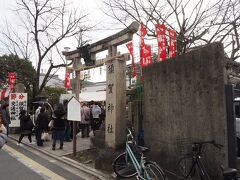 【須賀神社】
　京都の須賀神社では節分の時に「懸想文売り』と言う人が登場します。この懸想文売りは、昔　ラブレターの代筆をする人だったそうです。
この人が売っているお守りを箪笥にしまっておくと縁結びのご利益があると言います。
何故、懸想文売りが節分に現れるのだろうと不思議に思いますが、須賀神社の対面にある聖護院門跡で追儺の儀式が行われているので一緒に回るのがお勧めです。