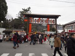 【吉田神社】
　京都の節分のことを聞くと吉田神社の事を話される方が多い気がします。節分に鬼のような悪いものがやってくると考えられているのですが、特に鬼門と呼ばれる北東の方からやってくると考えられています。京都の御所の鬼門に比叡山があることが有名ですが、比叡山より手前の鬼門の方向にあるのが吉田神社です。
京大の裏にある小山が吉田山でここにあるのが吉田神社で、節分の前に鬼の姿をしたが出てくる追儺の儀式があるそうですが、かなりの子供達が泣くほど怖い鬼だそうです。節分の日には屋台が出ます。