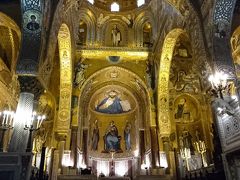 礼拝堂はバジリカ形式。モンレアールより空間は狭いですが柱より上の壁面はやはりすべてモザイクで覆われており豪華な輝きを放っています。