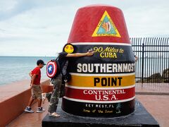 キーウエストに来たらココ！！
サザンモストポイント(Southernmost Point)で記念撮影！

アメリカ本土最南端を示すサザンモストポイント。キューバまで90マイル(約145km)なんだって。