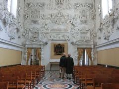 この壁一面セルボッタの作品で飾られていて白一色。