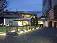 早朝のJR立川駅です。
夜明け前ですが空が少しずつ明るくなり始めた位ですね。