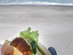 昨日は羽伏浦の青い海を見ながら朝食を食べ、おやつを食べ

